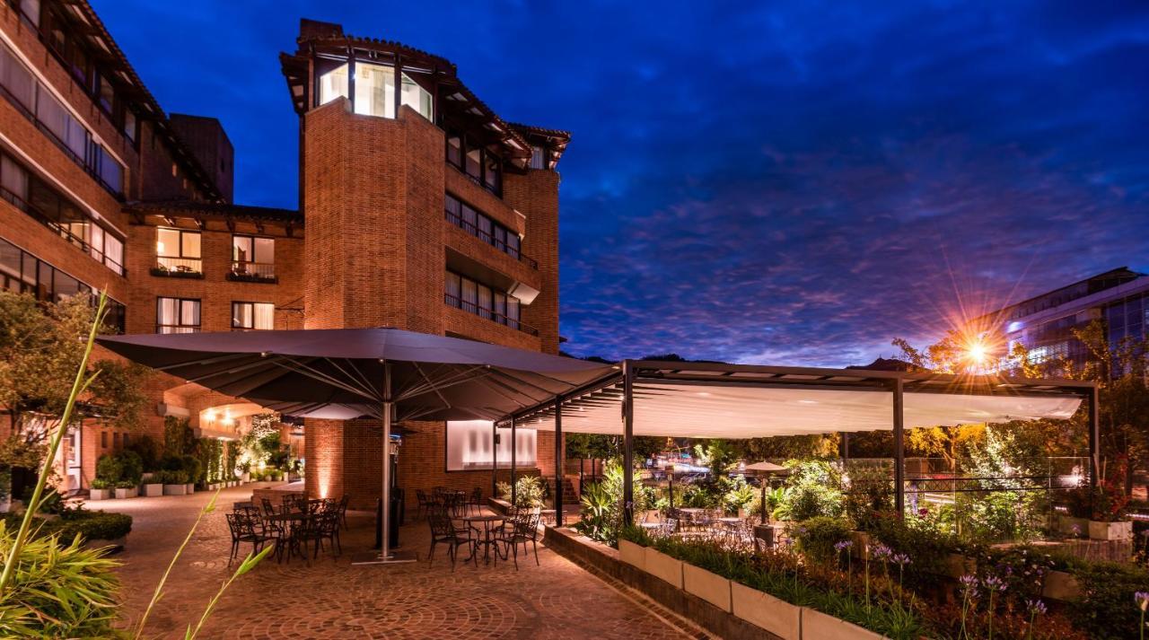 Hotel Estelar La Fontana Bogotá Zewnętrze zdjęcie The hotel's exterior at night